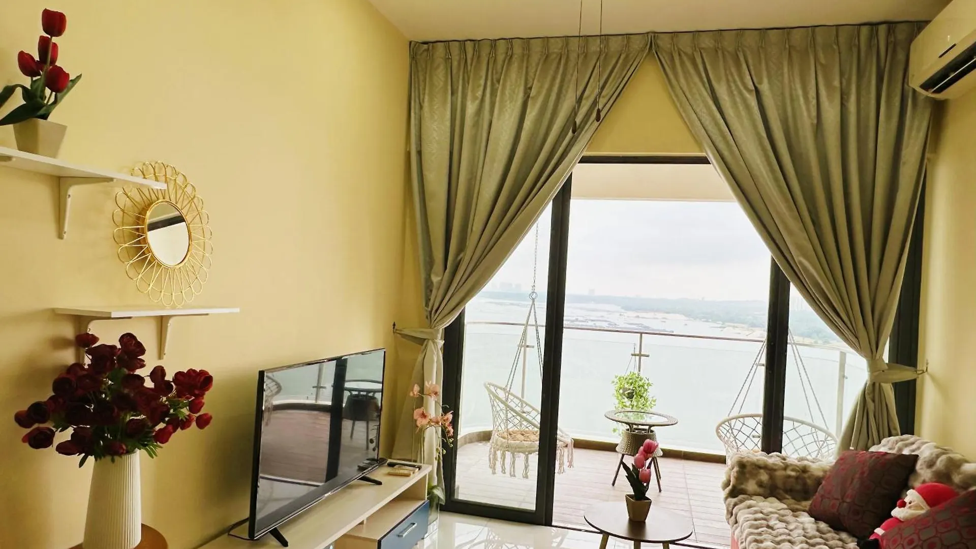 精简设计两卧两卫海景公寓2-4人入住 金海湾danga Bay Johor Bahru 0*,