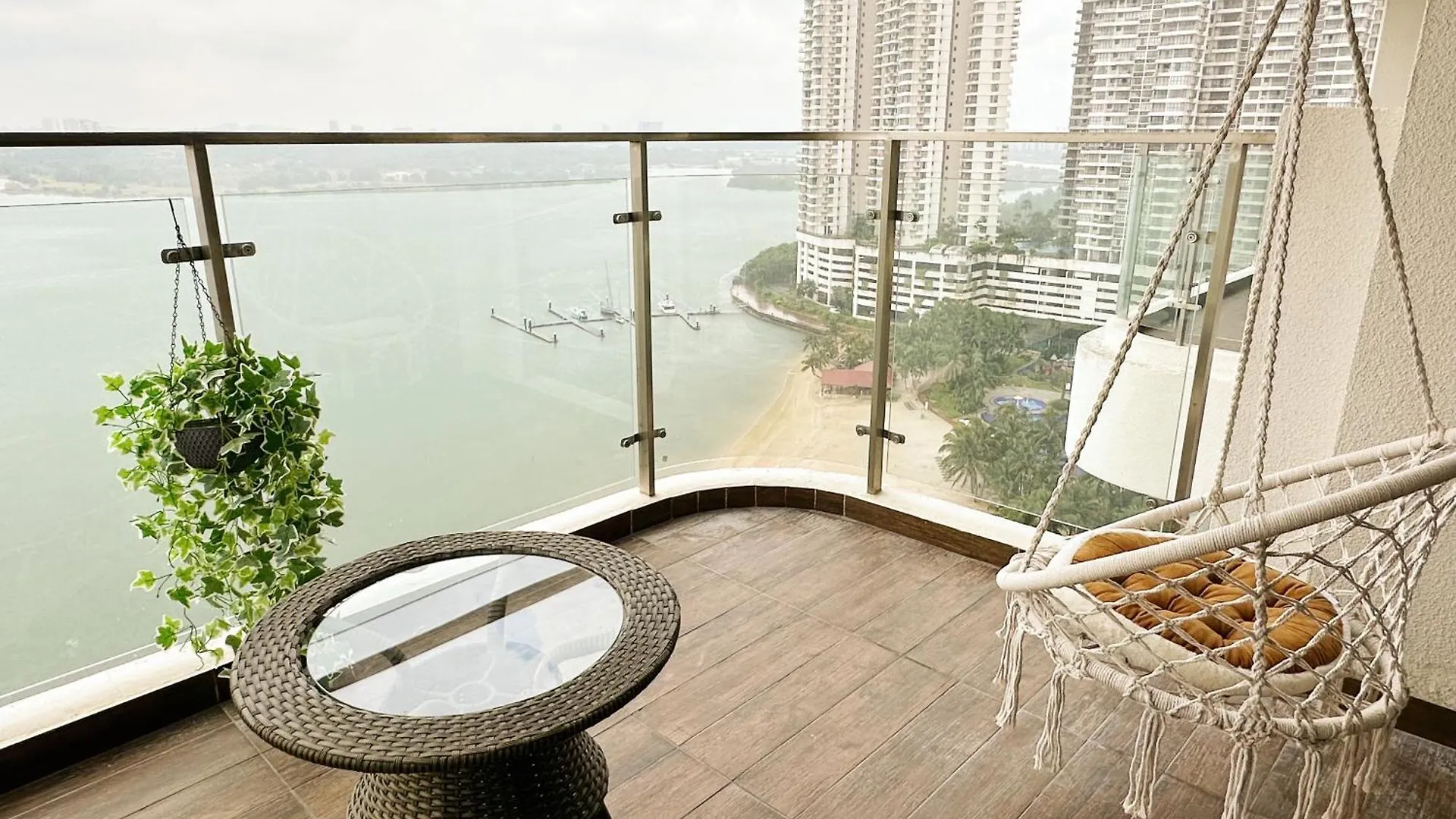 精简设计两卧两卫海景公寓2-4人入住 金海湾danga Bay Johor Bahru Daire