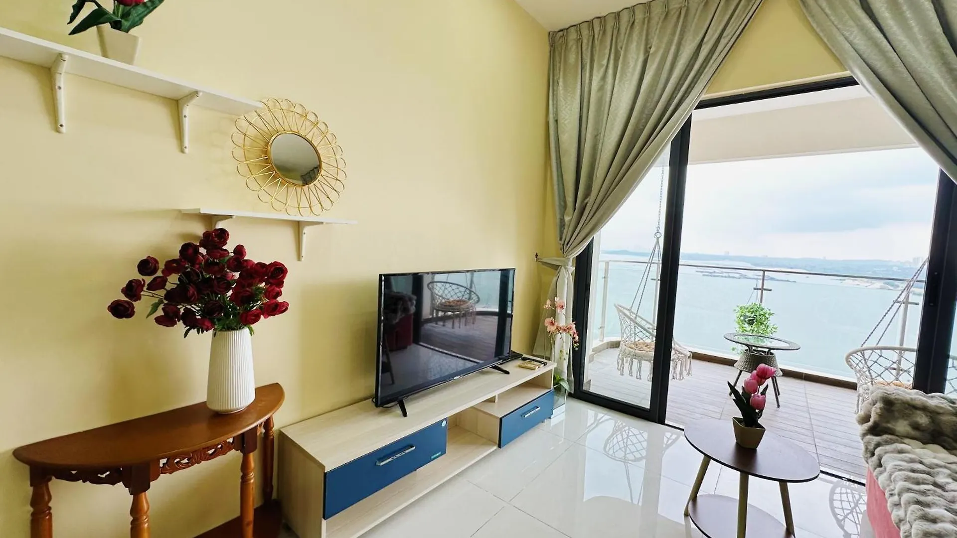 精简设计两卧两卫海景公寓2-4人入住 金海湾danga Bay Johor Bahru