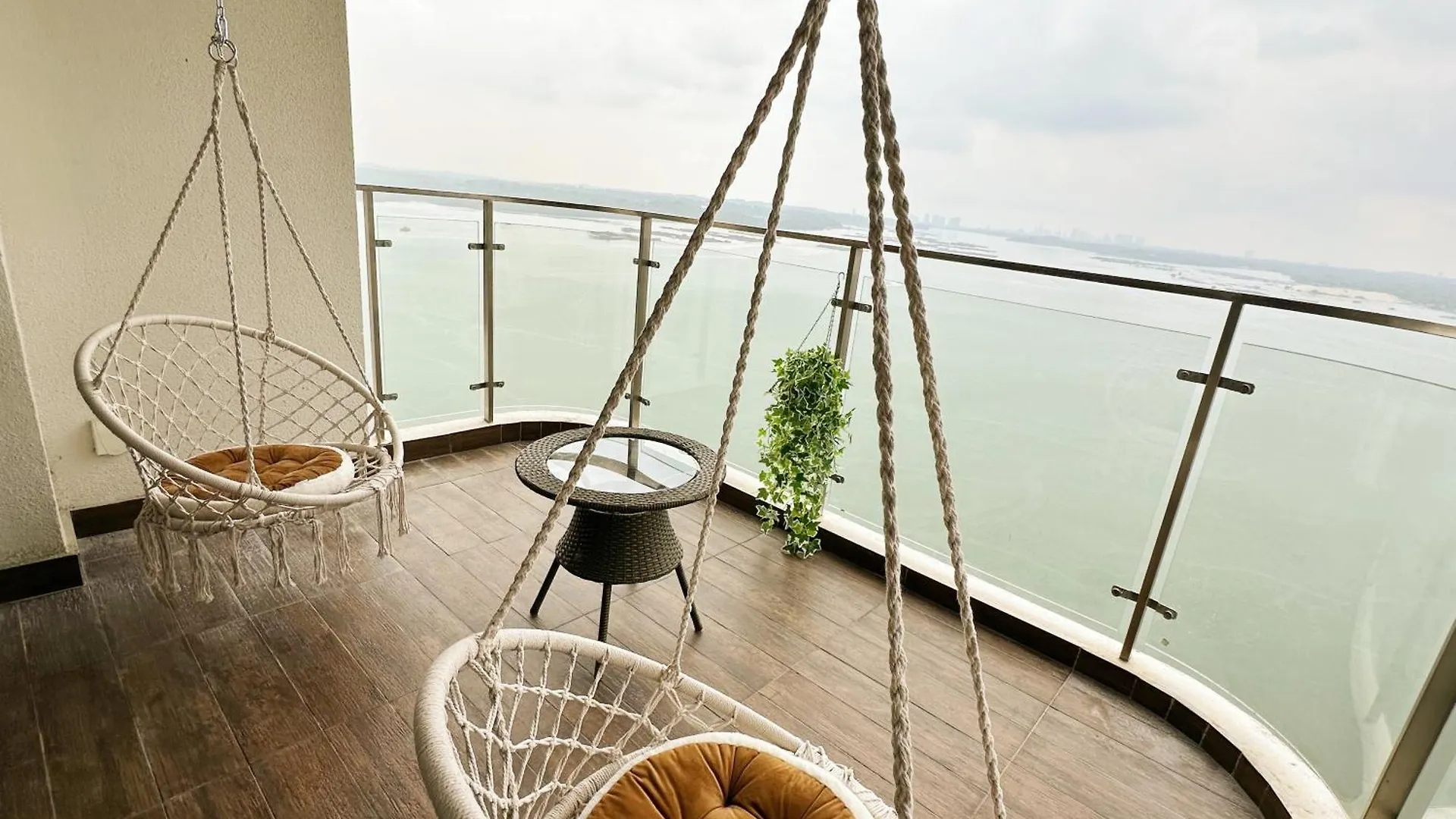 精简设计两卧两卫海景公寓2-4人入住 金海湾danga Bay Johor Bahru 0*,  Malezya