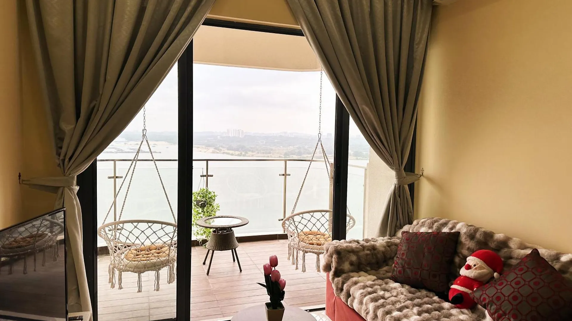 精简设计两卧两卫海景公寓2-4人入住 金海湾danga Bay Johor Bahru