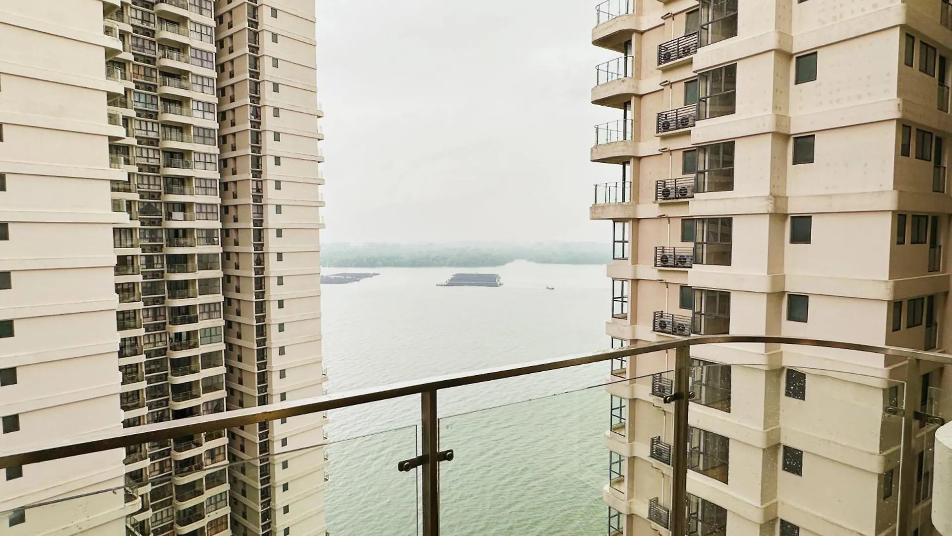 Apartment 精简设计两卧两卫海景公寓2-4人入住 金海湾danga Bay Johor Bahru Malaysia